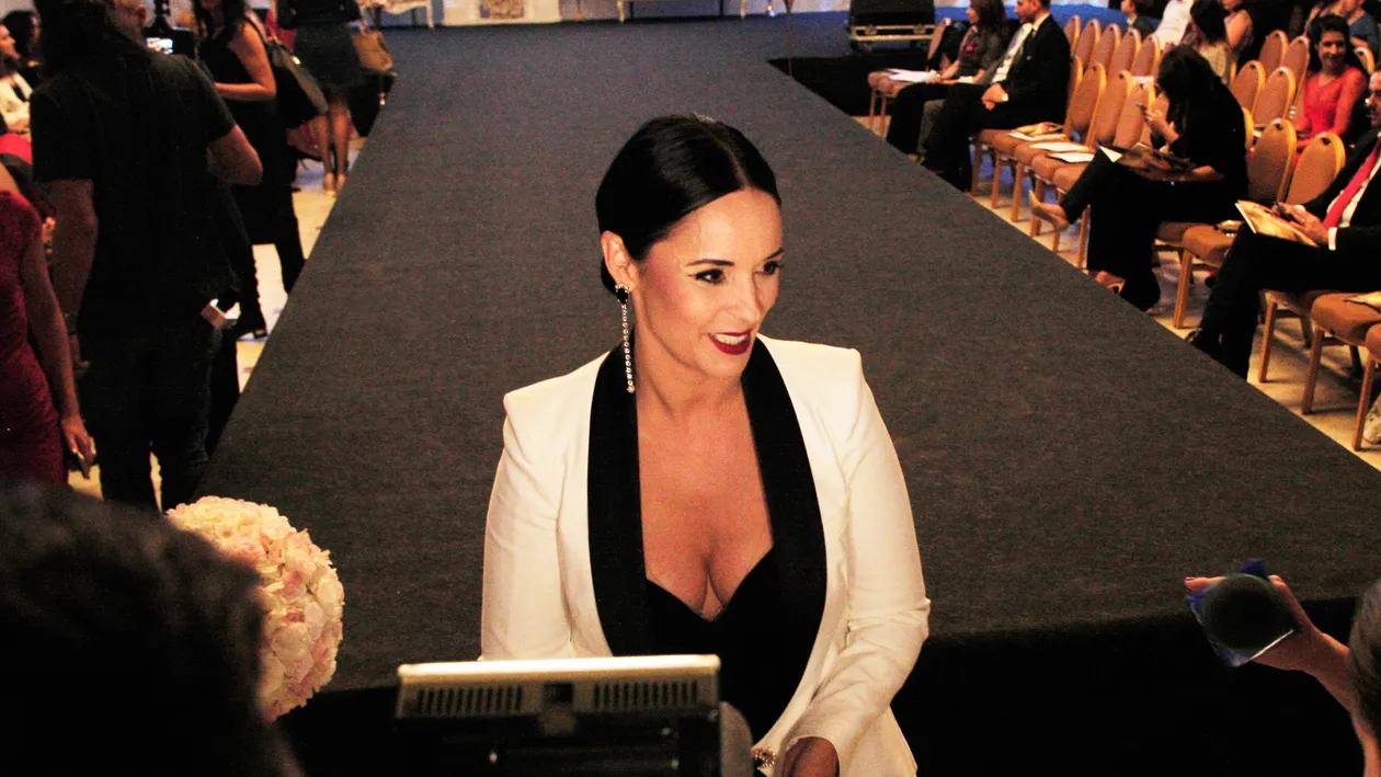 În timp ce ”Zâna” se afla pe scenă…Iubitul Andreei Marin s-a hlizit cu Oana Sârbu, iar noi avem imaginile ”flagrantului”!