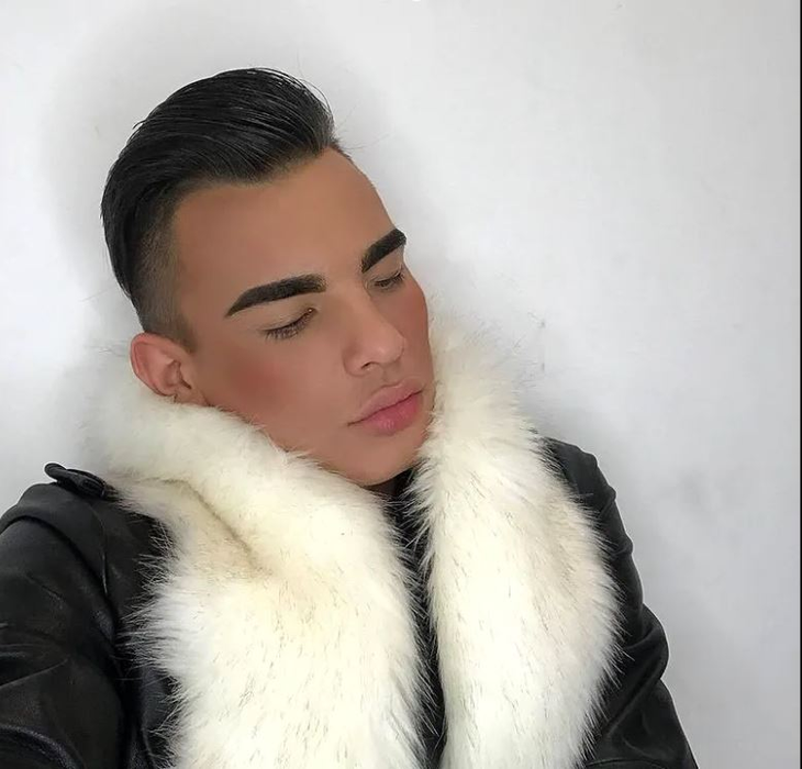 Scenariu șoc: a abandonat-o pe Cristina pentru ”Ken de România”! Eric de la ”Insula iubirii”,  în vacanță cu un transsexual?!