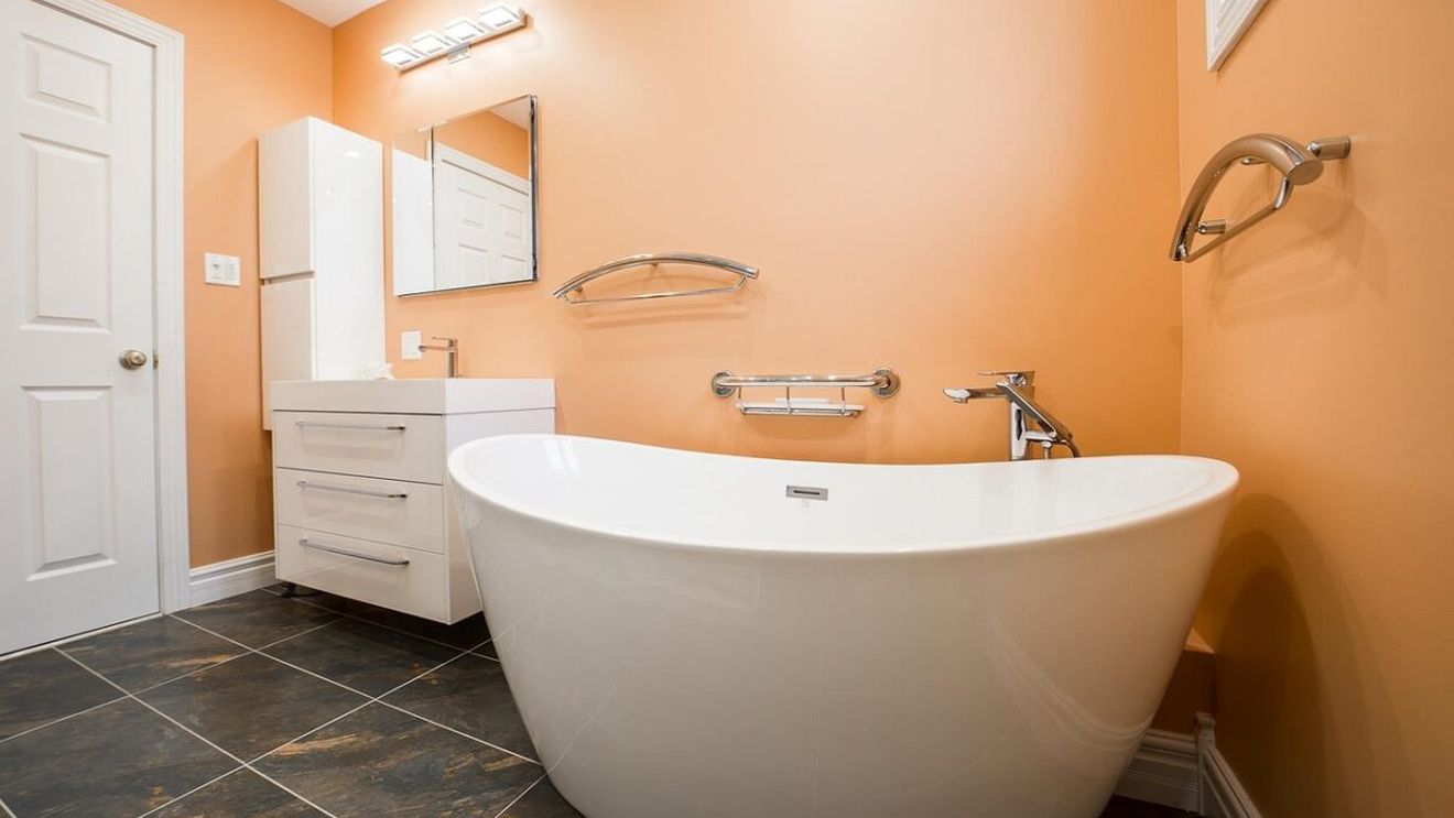 Sperietură de zile mari pentru doi tineri care își renovau baia. Când au dat oglinda jos, să cadă din picioare!