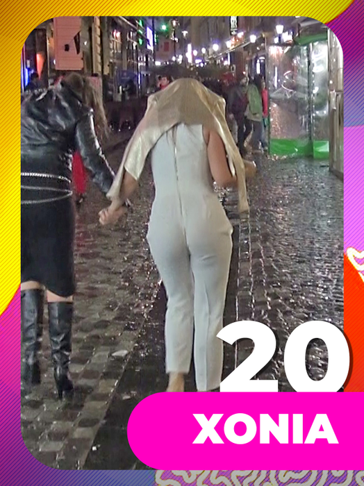 TOP 30 fete-sexy chiar şi atunci când afară plouă. Monica Gabor, Anna Lesko şi Bianca Drăguşanu s-au udat… la propriu!