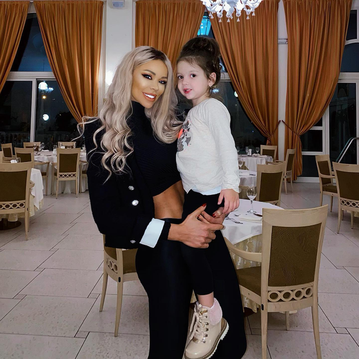 Deși are doar trei anișori, fetița Biancăi Drăgușanu se impune deja în fața mamei sale: ”M-a înnebunit!”