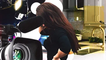 Cea mai erotică asistentă TV s-a pozat  în “costumul Evei” în bucătărie,  iar imaginile au ajuns la noi