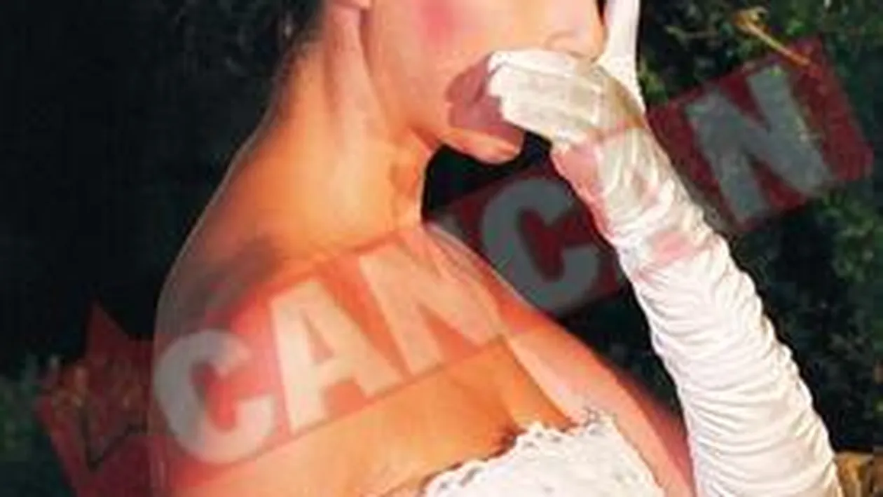 Adelina are aparat dentar placat cu aur