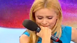 A scos pistolul în emisiunea SIMONEI GHERGHE! Cum a reacţionat blonda când l-a văzut pe invitat înarmat 