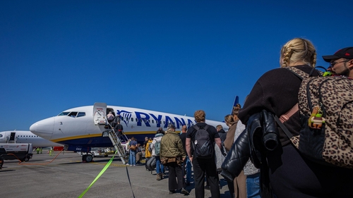 Amenzi pentru pasagerii Ryanair! Cine va fi taxat cu o sumă colosală în timpul zborului
