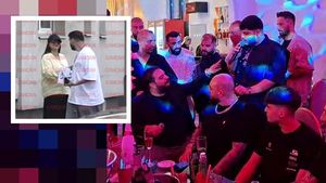 Florin Salam și viitorul ”ginere” au ”udat” divorțul lui Betty! În timp ce fiica pregătea actele pentru notar, ei petreceau până dimineața sub o ploaie de bani