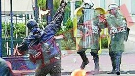 Manifestantii i-au dat foc unui politist