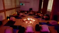 A devenit celebră pentru că predă yoga nud! Ce beneficii au femeile care se dezbracă la cursurile ei