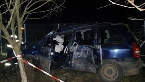 Grav accident în Giurgiu. O femeie a murit, iar un bărbat și 3 copii au fost răniți după ce mașina s-a izbit de un copac