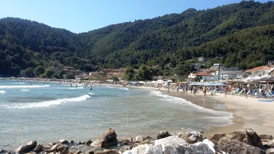 „Mi-a aruncat numărul în prăpastie”. Pățania unui turist român în Thassos: a parcat într-o zonă unde era interzis, iar un localnic i-a smuls plăcuța de înmatriculare