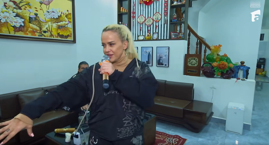 Anda Adam a vrut să arate că e celebră și a pus mâna pe microfon: ”Au fugit toți din camera când a început să cânte”