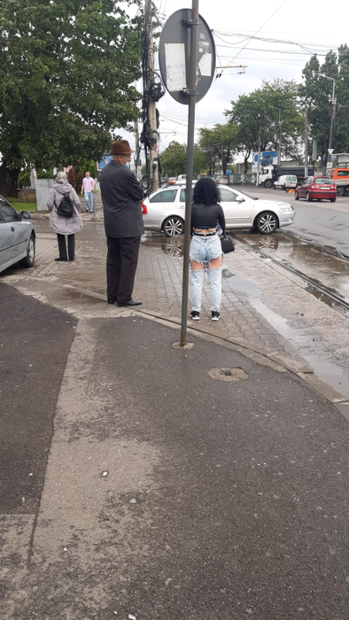 Imagini incredibile. Cum a apărut îmbrăcată o adolescentă, într-o stație de autobuz din București - Un pensionar a privit-o cu dispreț minute în șir. FOTO / Sursă: cancan
