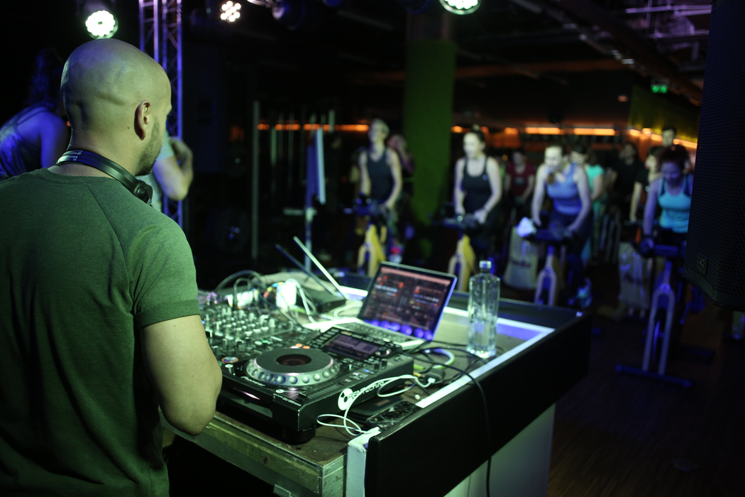 DJ Sasha Lopez a fost ”forță” la butoane în cel mai dotat centru de fitness din București, ”The Movement”