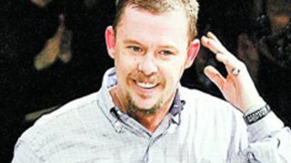Mcqueen si-a lasat averea cainilor