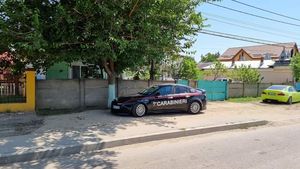 Un bărbat s-a ales cu dosar penal după ce a circulat în județul Olt cu o mașină inscripționată „Carabinieri” și „112”