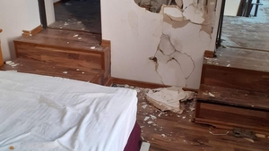 Revelion cu tematică: macete și săbii. O vila din București a fost devastată de tinerii care au închiriat-o