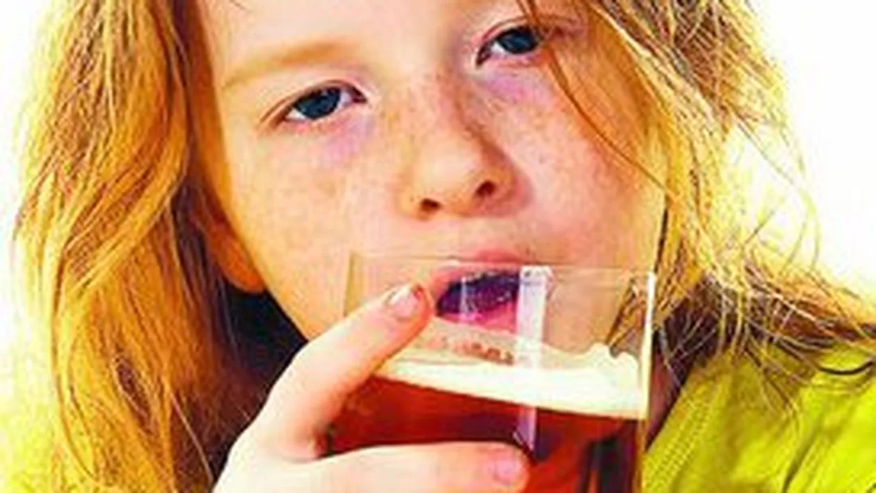 Parintii severi isi imping copiii spre alcool