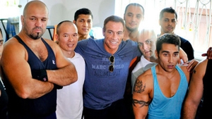 Jean Claude Van Damme a fost in vizita la Penitenciarul Jilava! A dat autografe puscariasilor
