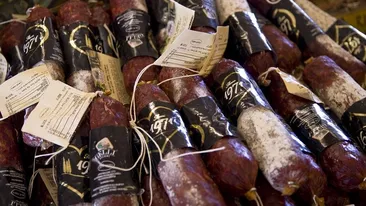 O femeie din Iași a furat salamul din supermarket băgându-l sub fustă