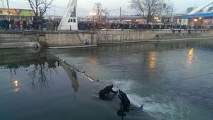Actiune de salvare in Bucuresti! Scafandrii cauta in Dambovita un barbat care a cazut in apa