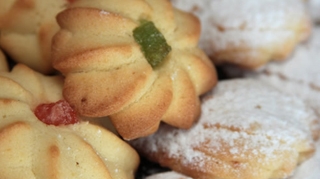 Inmormantare halucinanta! Sute de persoane au mancat biscuiti pudrati cu cocaina