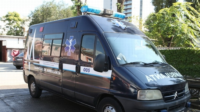 Isteria cu ”ambulanța neagră” a lovit și în Argeș: ”A răpit copilul din fața școlii!”
