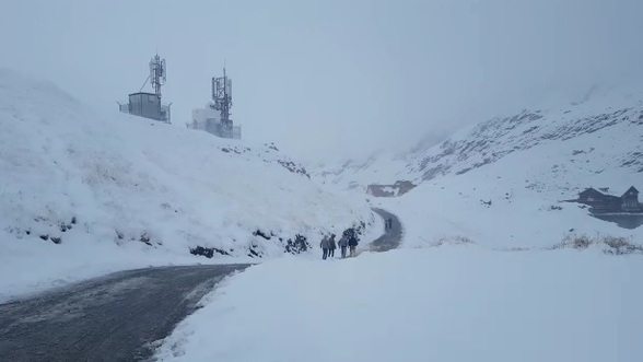 Viscol şi zăpadă de peste un metru în Bucegi! Avertizarea salvamontiştilor