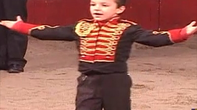 La numai 5 ani are elefantii la picioare. Vezi ce minunatii poate sa faca micul dresor!
