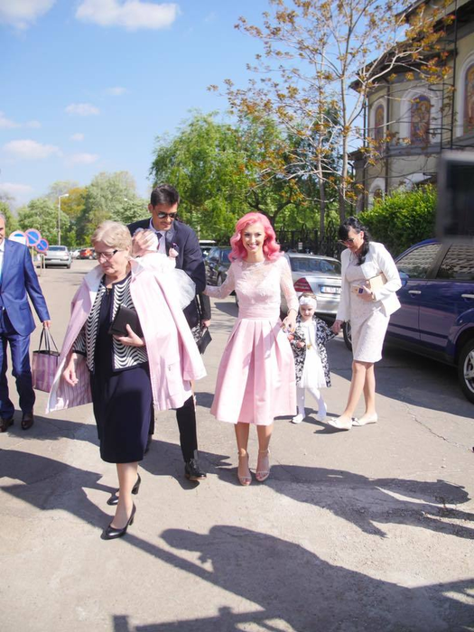 Primele imagini de la botezul fetiţei ANDREEI BĂLAN şi a lui GEORGE BURCEA! MAYA ELLA, creştinată la Biserica Doamna Oltea din Capitală! Zeci de invitaţi celebri au asistat la eveniment!