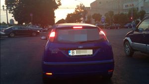 Cum au putut doi bucuresteni sa isi plimbe copilul in trafic! Soferii au ramas blocati cand au vazut unde dormea micutul!