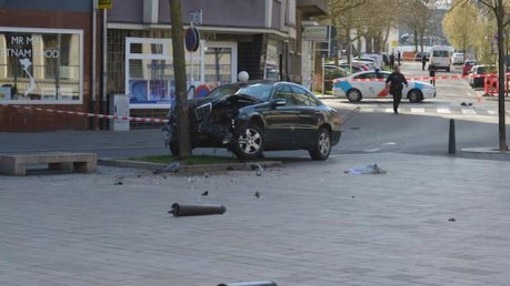 Un bărbat a intrat cu maşina într-un grup de pietoni, omorându-şi fiul de doi ani