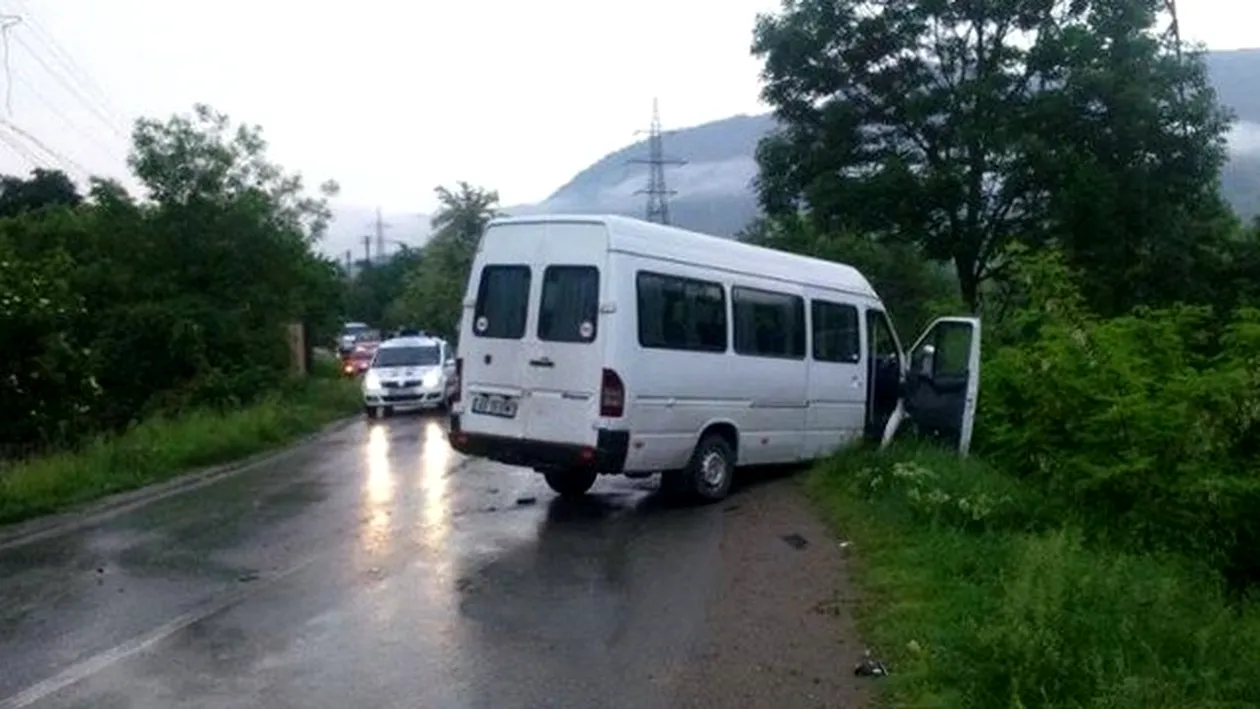 Microbuz cu 16 pasageri la bord, implicat într-un accident în pe DN 67, în Mehedinți