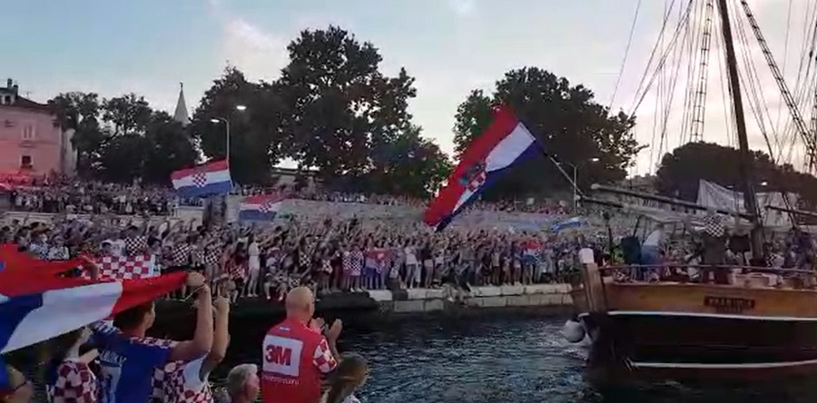 Mii de oameni i-au salutat pe vicecampioni