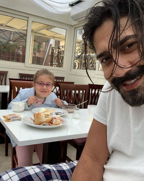 Connect-R și Misha din nou împreună! Cei doi au plecat într-o vacanță de vis împreună cu fetița lor