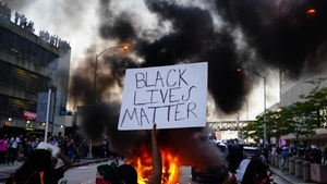 Străzile orașului american Seattle, transformat în câmp de război. Un bărbat a intrat cu mașina printre protestatari și a împușcat o persoană. VIDEO