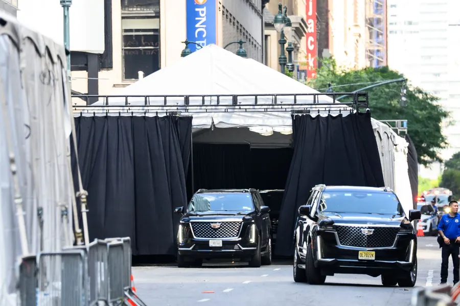 SUV-uri negre au transportat invitații la Madison Square Garden