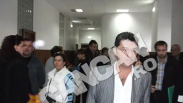 Fosta sotie vrea sa-l dea afara din casa pe regele imobiliarelor! Milionarul Uzunov a legat usa cu lanturi, ea spart cateva geamuri cu o statuie!