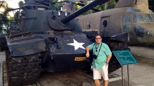 Un fost viceprimar al Capitalei a pus mana pe arma! Vezi ce poate face cu o mitraliera M 16!