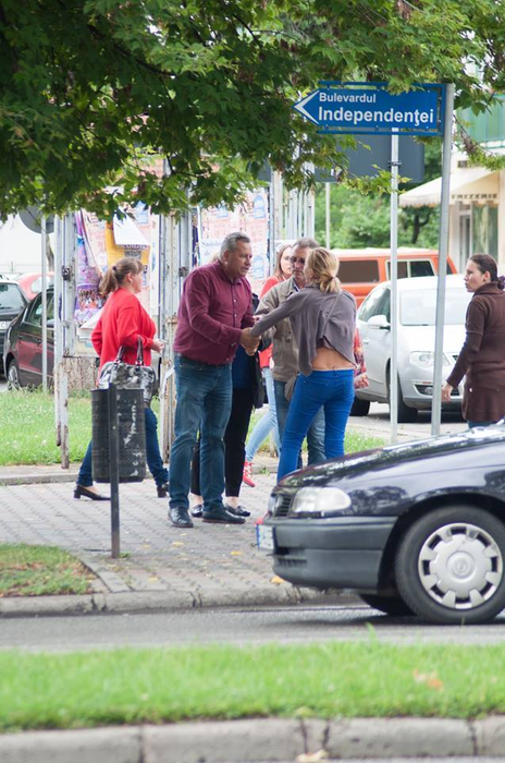 FOTO | SCANDAL la Bistriţa! Un politician ar fi agresat o femeie, după ce era să o lovească pe trecerea de pietoni!