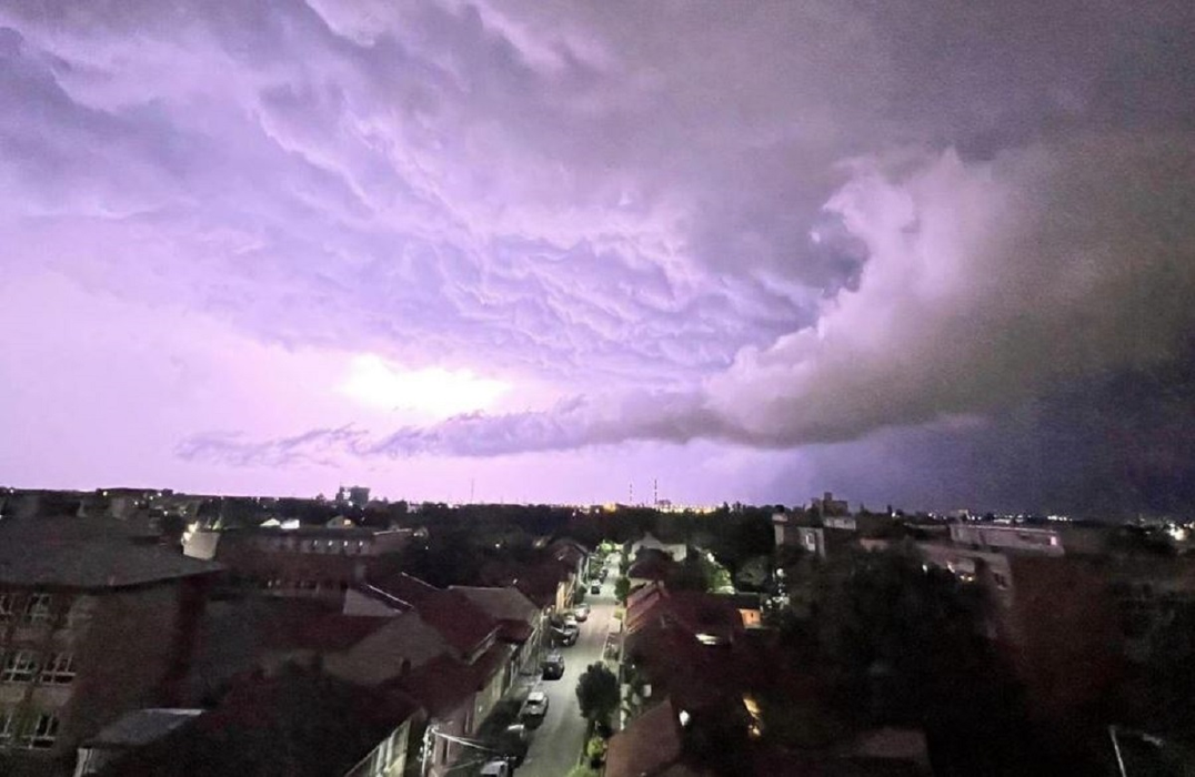 Spectacol vizual pe cerul din Arad/ sursă foto: Facebook