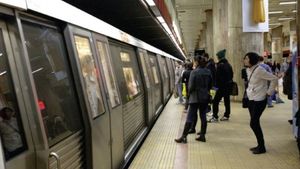 “Ce proști suntem toți care...” Un român a apărut la metrou cu o pancartă, pe care a scris un mesaj incredibil. Ce l-a revoltat pe locuitorul Capitalei