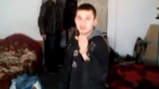 Video Ireal! Un student isi ameninta colegii de camin ca se arunca pe geam pentru ca au incercat sa-l tunda: "Ia curu', oaie proasta ce esti, nu sari tu deloc"