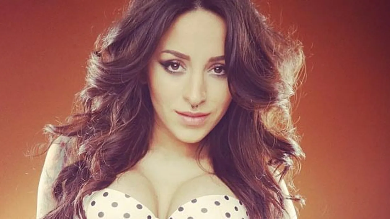 Ruby face misto de propria persoana! Vezi aici ce obiect din vestimentatia cantaretei a starnit mare valva pe internet