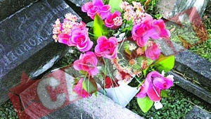 Elevii au oferit dascalilor flori furate din cimitir