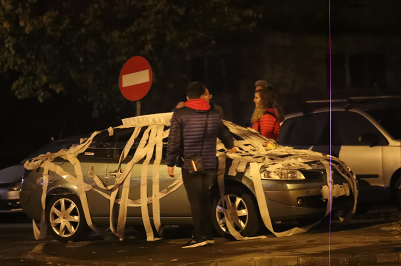 Mașina a fost împachetată în hârtie igienică
