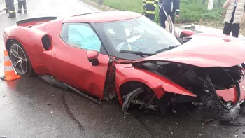 Un Ferrari s-a transformat în morman de fiare într-o fracțiune de secundă! Bolidul de lux s-a făcut praf pe o șosea din Cluj