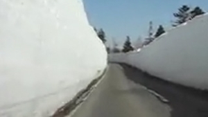Asta nu o sa vezi niciodata in Romania! Printre peretii de zapada de 15 metri, japonezii au creat un tunel devenit obiectiv turistic