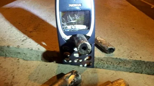 Un telefon de doi lei i-a salvat viata unui protestatar! Aparatul a oprit un glont!