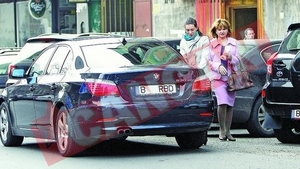 Maria Basescu, cu paharul la bijutier