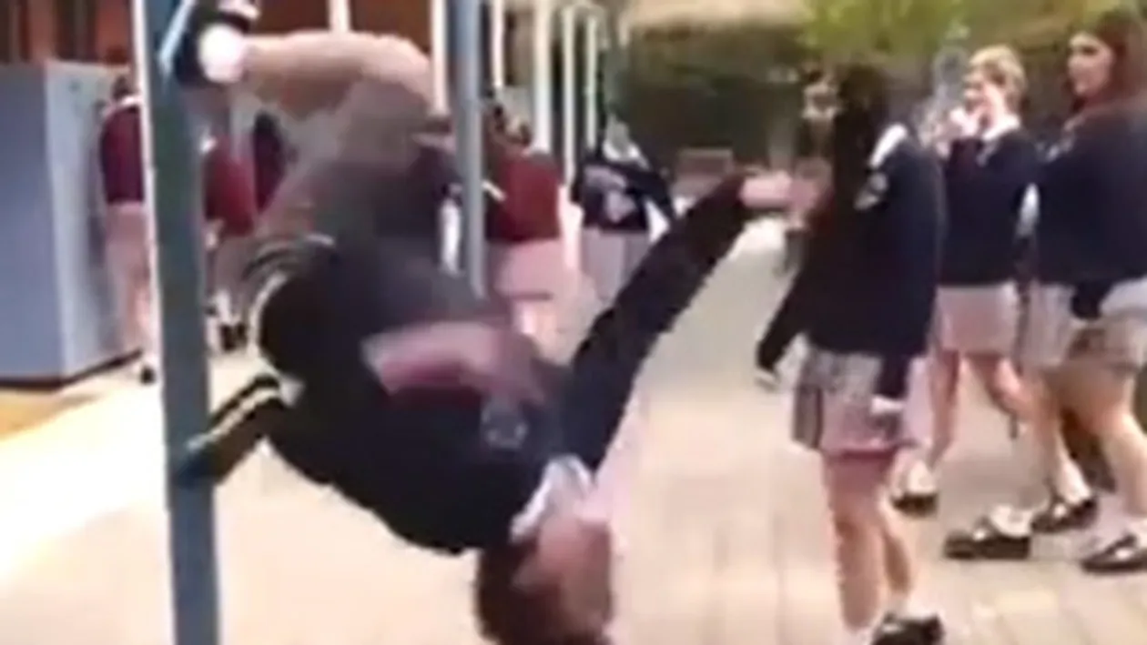 VIDEO Cum sa (NU) impresionezi fetele! Cea mai tare cazatura in cap!